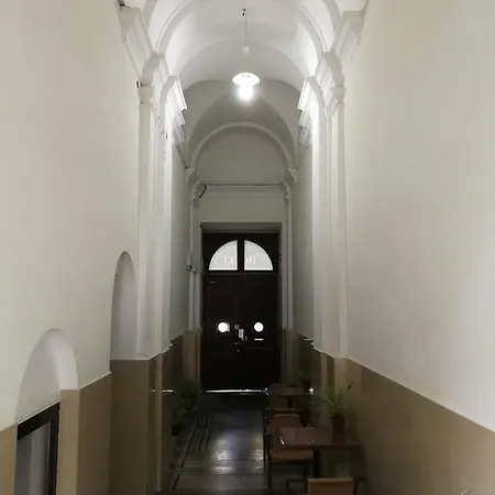 Budapest Garden Hotel فندق 2*