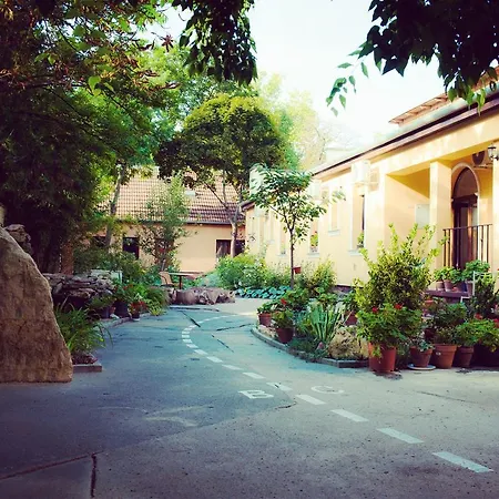 Budapest Garden Hotel فندق 2*