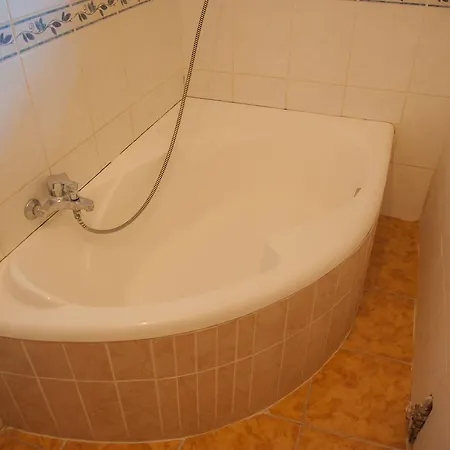 Budapest Garden Hotel 2* بودابست