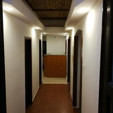 Budapest Garden Hotel מלון 2*