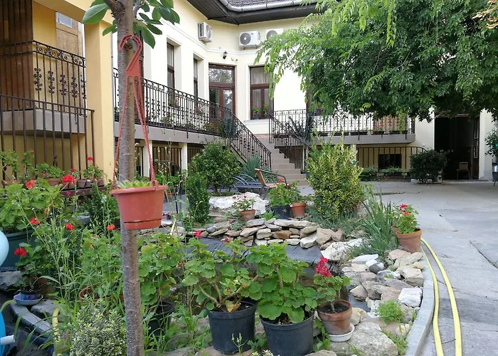 Budapest Garden Hotel מלון 2*