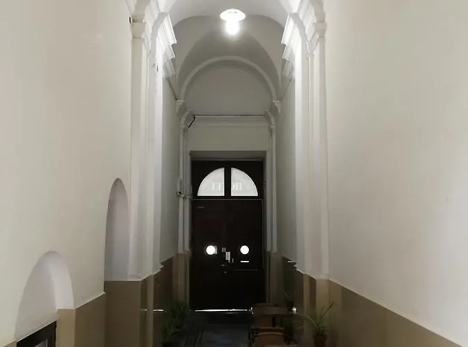 Budapest Garden Hotel מלון 2*