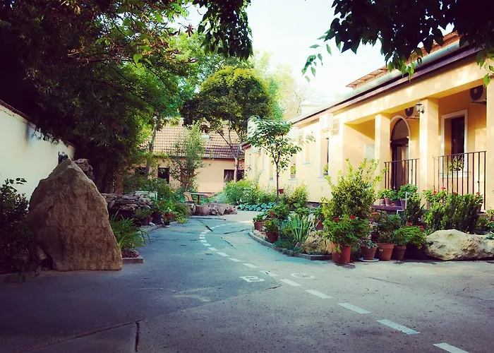 Budapest Garden Hotel מלון 2*